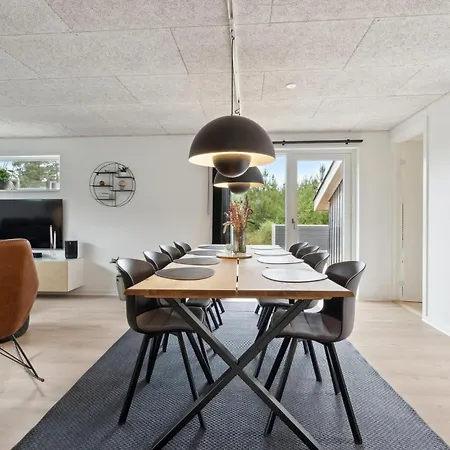 4 Bedroom Beautiful In Дом отдыха *